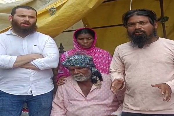 PI Khandale beats up an elderly man